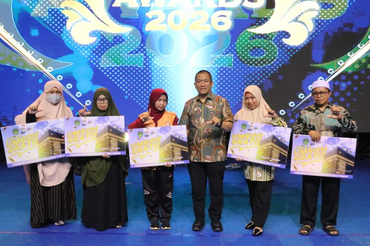 UMRAH GRATIS -- Bupati Luwu Timur, Irwan Bachri Syam bersama Wakil Bupati, Hj. Puspawati Husler mengumumkan nama-nama warga yang mendapat hadiah umrah gratis kloter kedua. Ada enam orang warga beruntung dan langsung menerima hadiah umrah gratis.  
