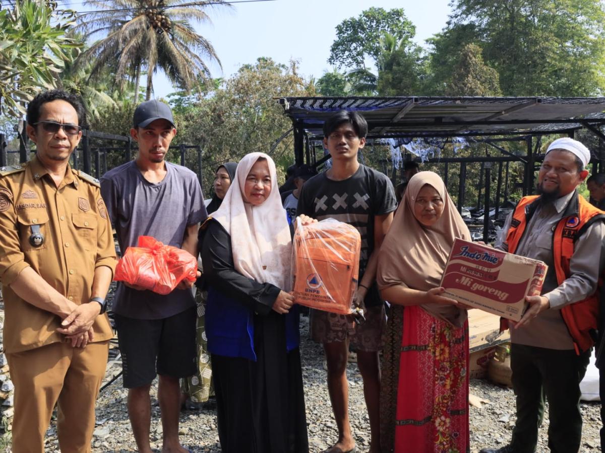 BERBAGI -- Wakil Bupati Luwu Timur, Hj. Puspawati Husler, menunjukkan kepeduliannya kepada warga yang tertimpa musibah kebakaran di Desa Maliwowo, Kecamatan Angkona, dengan turun langsung menyerahkan bantuan darurat kepada para korban, Selasa (2/6).