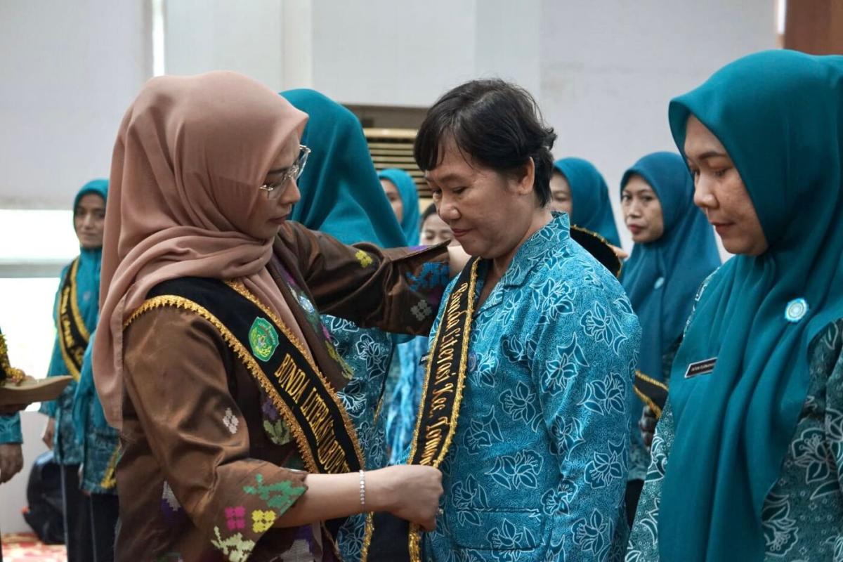 BUNDA LITERASI -- Bupati Luwu Timur, Irwan Bachri Syam foto bersama usai membuka sosialisasi Literasi Masyarakat sekaligus menyaksikan pengukuhan Bunda Literasi tingkat kecamatan dan desa se-Kabupaten Luwu Timur oleh Bunda Literasi Kabupaten, Ani Nurbani Irwan di Aula Sasana Praja, Kantor Bupati, Malili, Selasa (9/6).
