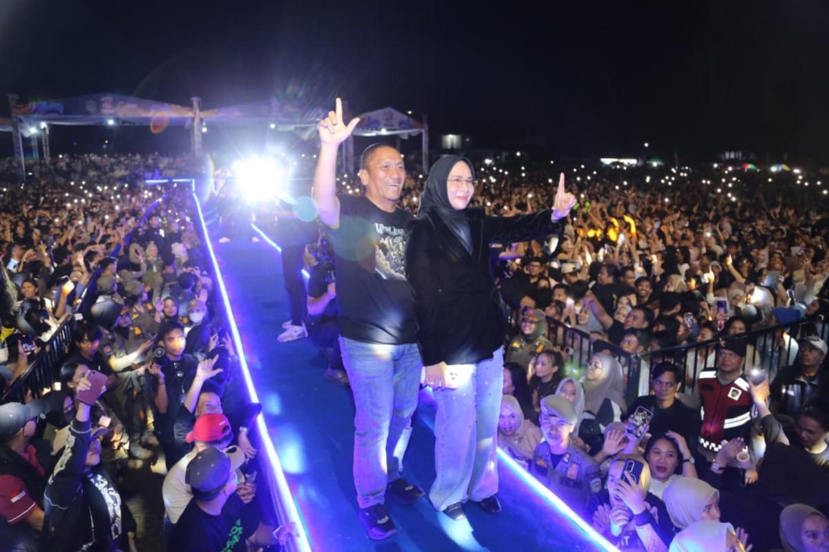 HUT MERIAH -- Ribuan masyarakat memadati Lapangan Pendidikan untuk menyaksikan malam hiburan artis dalam rangka memeriahkan Hari Jadi ke-23 Kabupaten Luwu Timur, Rabu (10/6). 
