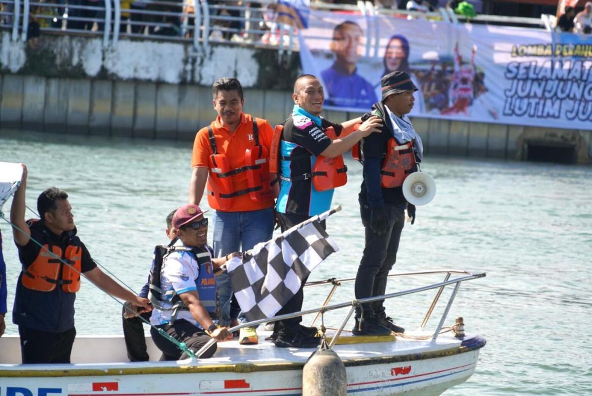 Bupati Luwu Timur Pantau Lomba Perahu Naga