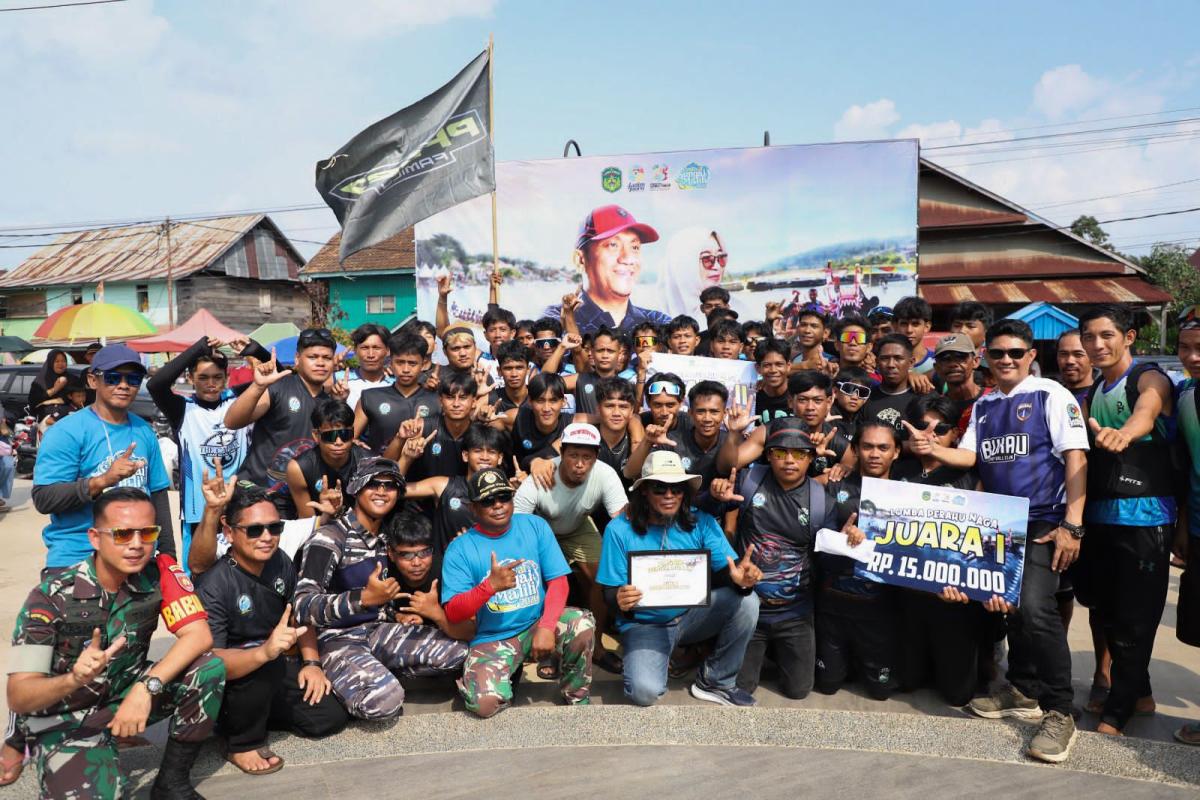 BERAKHIR -- Asisten Administrasi Umum, Askarfoto bersama usai acara penutupan lomba Perahu Naga  dalam rangka memperingatki Hari Jadi ke-23 Kabupaten Luwu Timur baru-baru ini.
