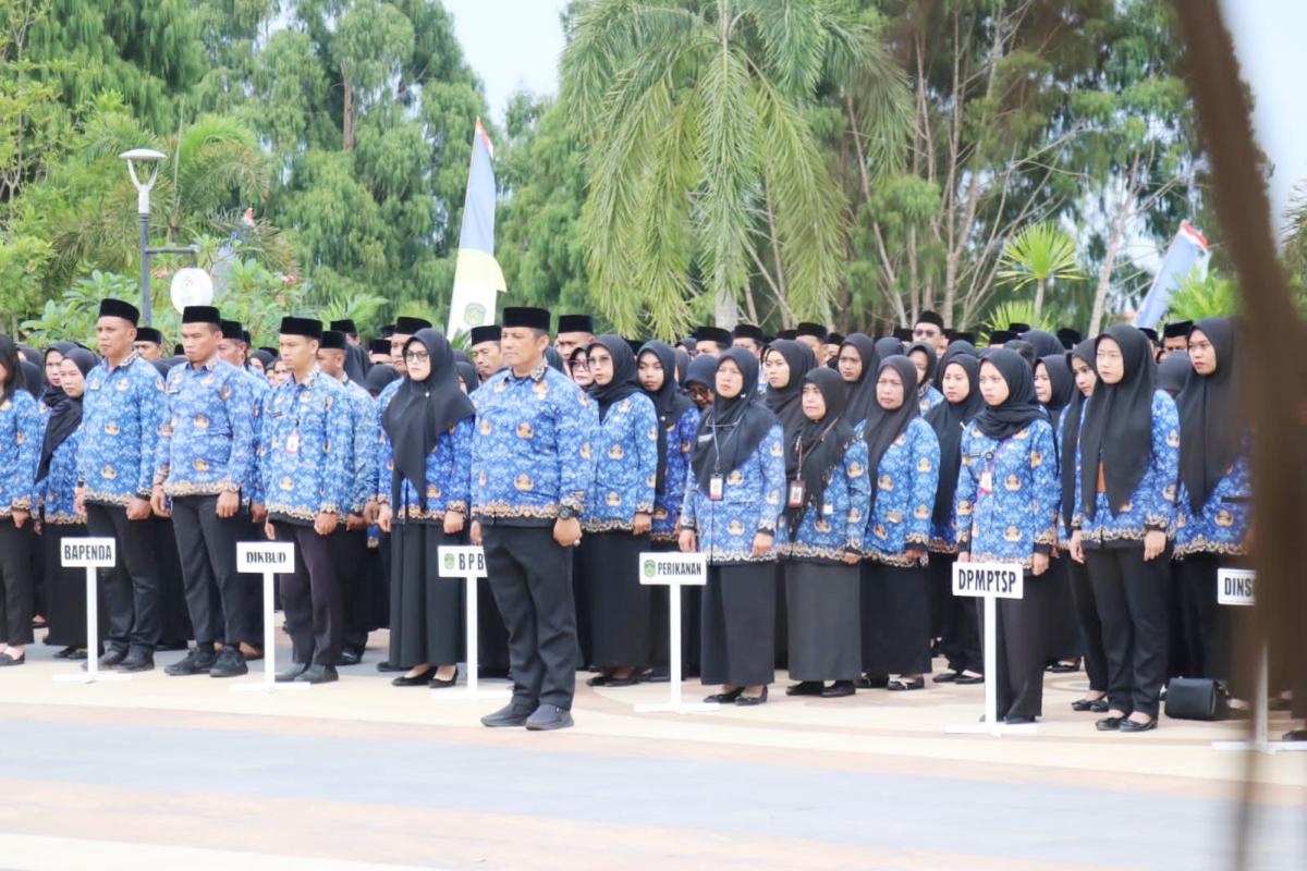 UPACARA -- Sekkab Luwu Timur, Ramadhan Pirade memimpin upacara peringatan Hari Kesadaran Nasional (HKN) di halaman Kantor Bupati di Malili, Kamis, (17/6). 