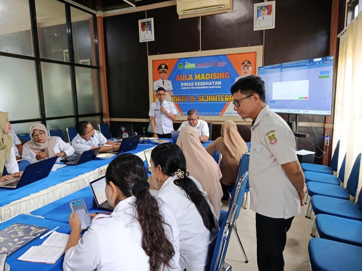 ELEKTRONIK -- Diskominfo Sidrap bersama Dinkes Sidrap berkolaborasi memperkuat implementasi TTE melalui kegiatan pendampingan teknis di Aula Madising, Kantor Dinas Kesehatan Sidrap, Rabu (10/6).
