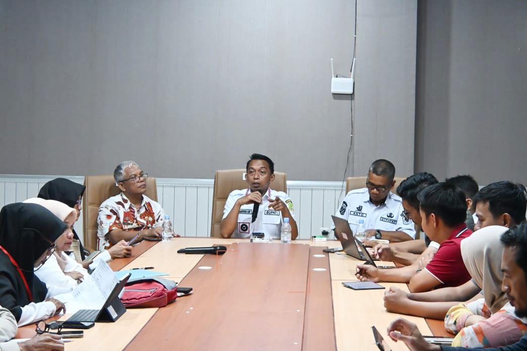RAKOR -- Bupati Sidrap, Syaharuddin Alrif memimpin rapat koordinasi (Rakor) percepatan program di Ruang Rapat Pimpinan, Lantai III Kantor Bupati Sidrap, Kompleks SKPD, Rabu (3/6). 

