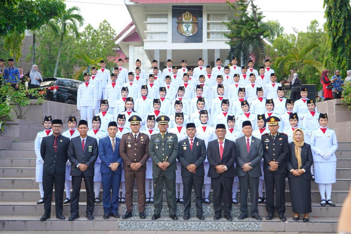 UPACARA -- Bupati Wajo Andi Rosman, bersama Wabup Baso Rahmanuddin saat mengikuti upacara peringatan Hari Lahir Pancasila yang digelar di Lapangan Kantor Bupati Wajo, Selasa (2/6).
