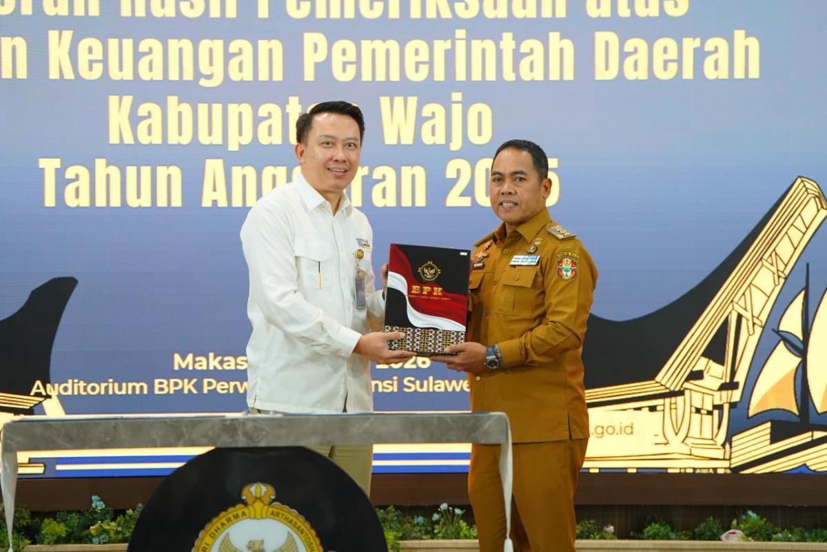 WTP -- Pemkab Wajo mendapat meraih Opini Wajar Tanpa Pengecualian (WTP) dari BPK RI di Auditorium Lantai 2 BPK RI Perwakilan Sulawesi Selatan, Makassar baru-bru ini. 

