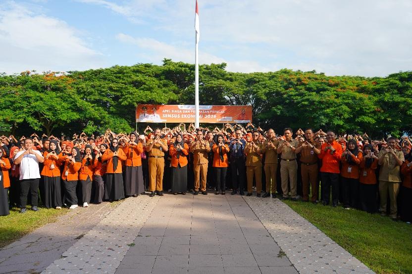 LEPAS -- Bupati Wajo, Andi Rosman anjurkan ASN sukseskan SE melalui apel siaga dan pelepasan petugas bersama jajaran BPS Kabupaten Wajo baru-baru ini. 
