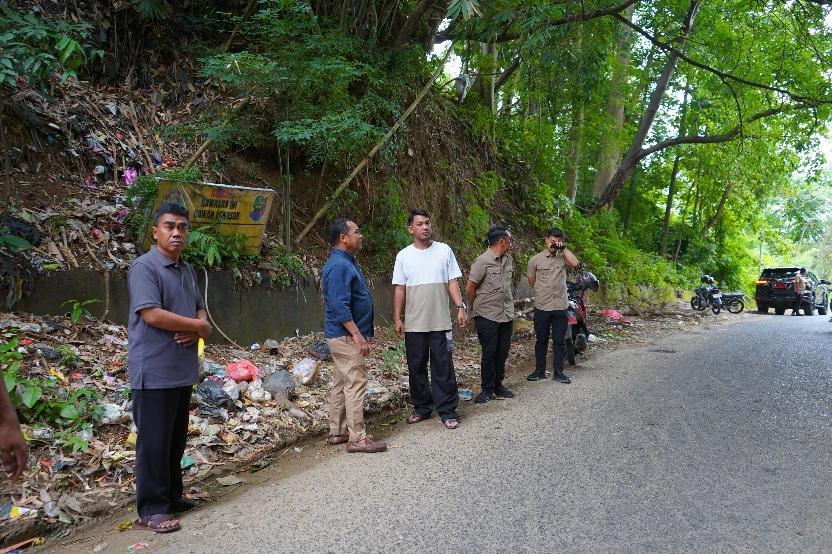 TINJAU -- Bupati Wajo, Andi Rosman saat meninjau lokasi yang sering mengalami longsor di Jalan Srikaya, Kota Sengkang, Kabupaten Wajo baru-baru ini. 
