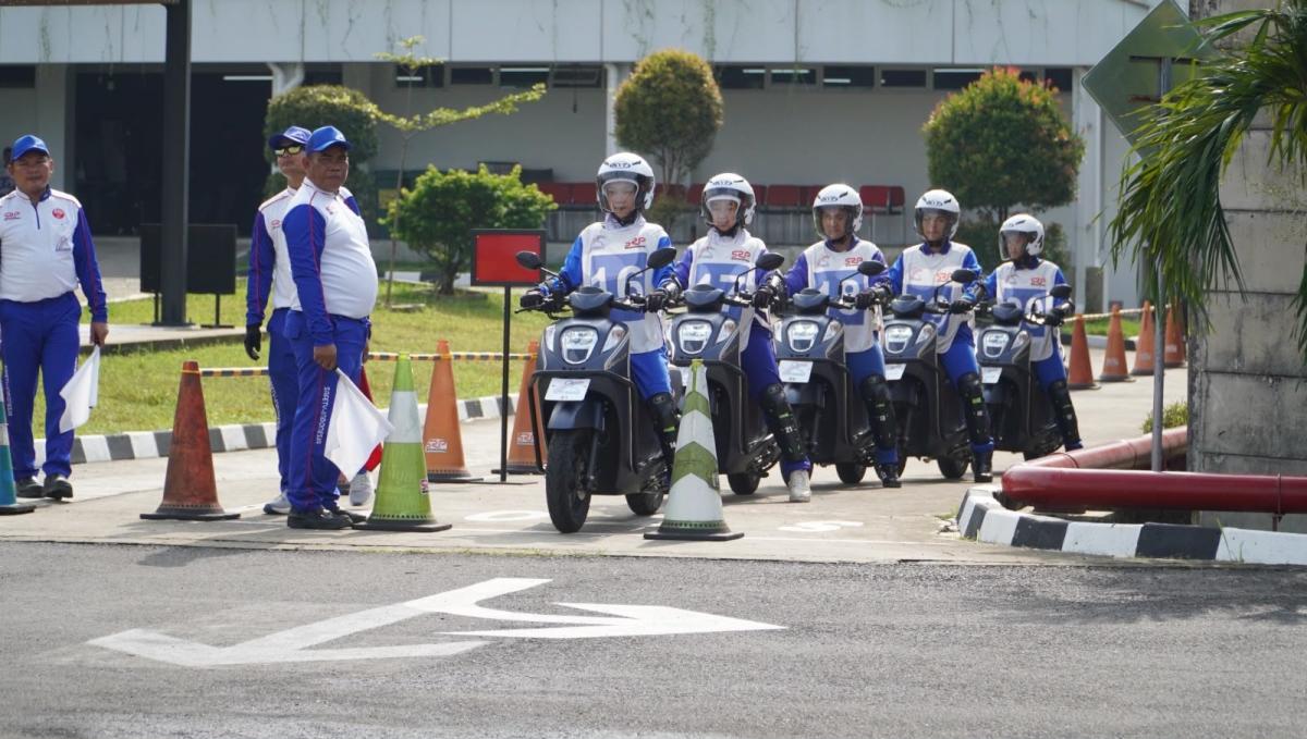 SAFETY RIDING -- Para Duta Safety Riding Astra Honda sedang memeragakan cara berkendara yang yang aman dan nyaman.