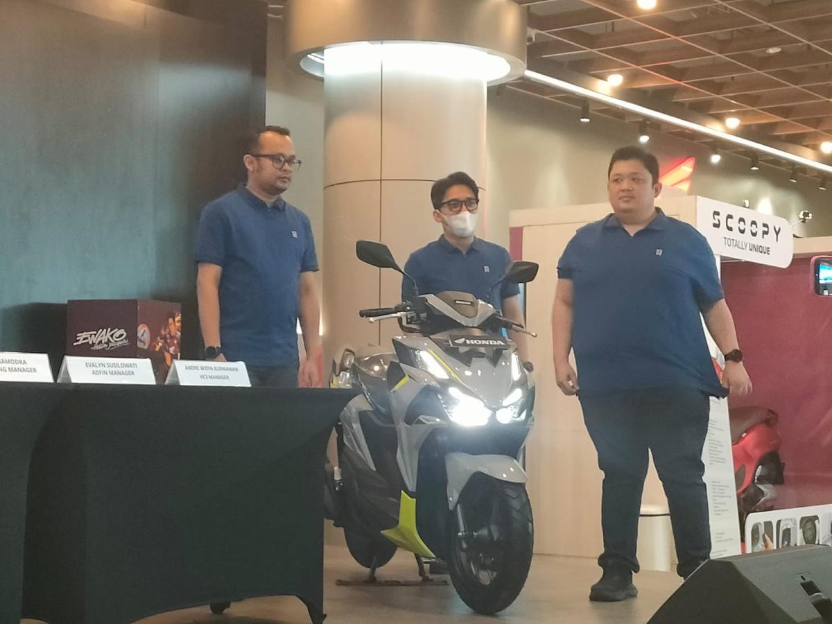 LAUNCHING -- Region Head Astra Motor Sulawesi Selatan, Jeffry Mei Gamastra (kanan) bersama unsur manajemen Asmo Sulsel saat melaunching New Honda Vario Evo 160 di AMEC TSM Makassar, Kamis, 9 Juli 2026.