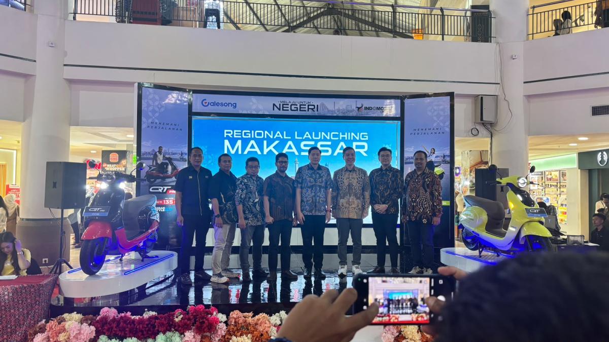 LAUNCHING -- Direktur Galesong Group, Felix Tandiawan (empat dari kanan), CEO PT Indomobil Emotor Internasional, Pius Wirawan, Sales Area Manager PT Indomobil eMotor Internasional, Andre Tambajong (dua dari kanan), Sales Manager Galesong eMotor Pratama, dan jajaran manajemen Galesong Group foto bersama pada saat launching QT Series di Atrium Mall Panakkukang Makassar, Selasa, 14 Juli 2026.