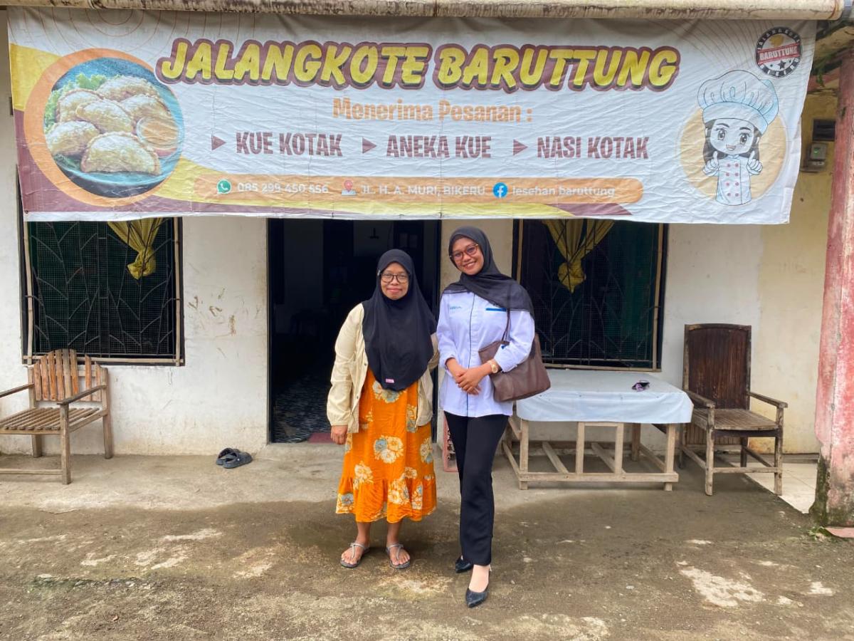 Neraenun 'Ainun', Account Officer PNM Mekaar bersama salah seorang nasabah PNM Mekaar.