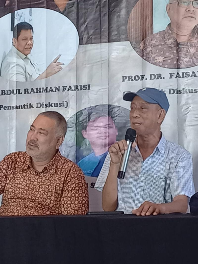 Prof Amran Razak (pakai topi) saat soft launching buku terbarunya di Red Corner akhir pekan lalu.