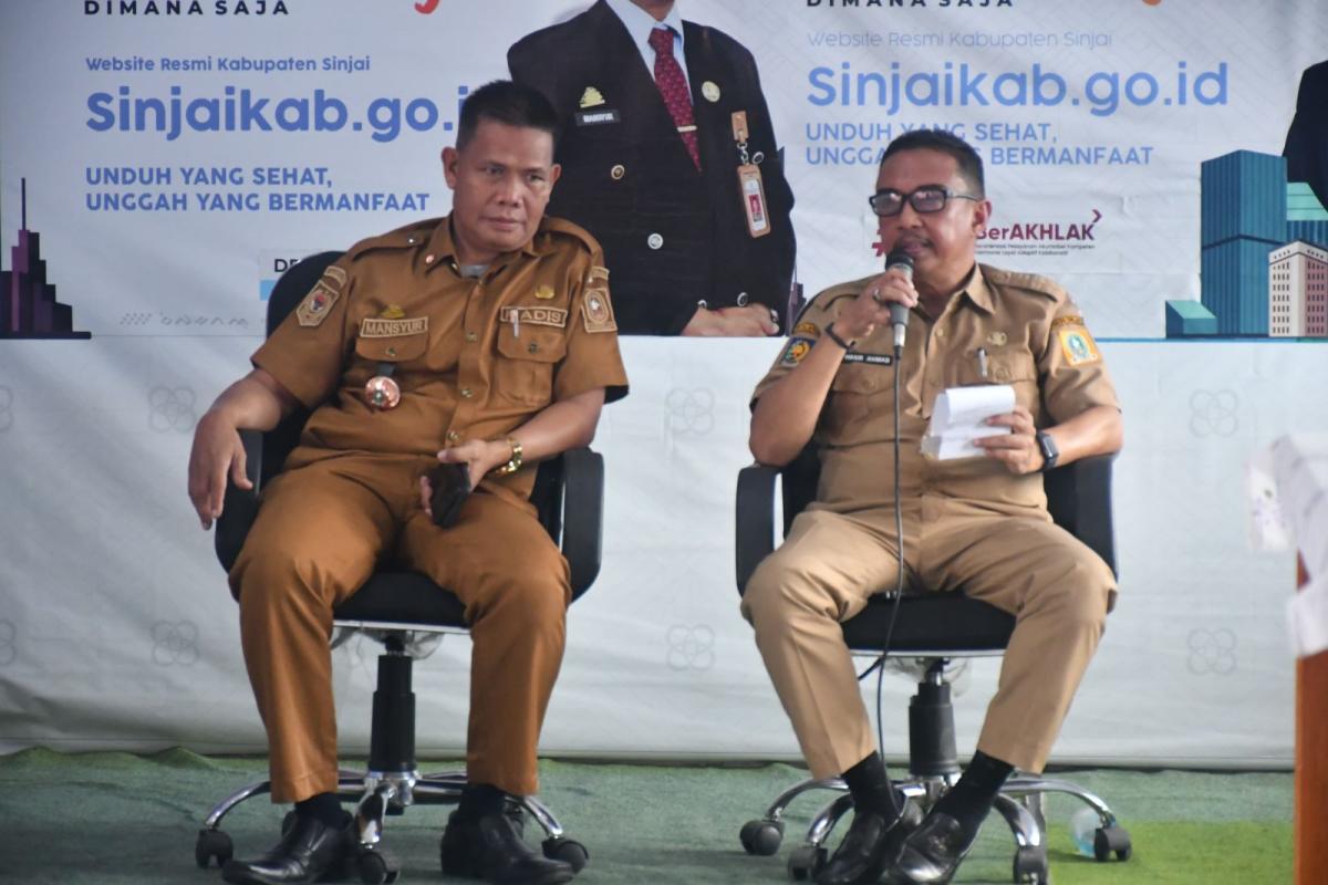 Dr. Mansyur yang sukses mengawal fondasi awal digitalisasi kini berpindah tugas memimpin Dinas Pemuda dan Olahraga (Dispora). Sementara itu, tongkat estafet kepemimpinan Diskominfo kini resmi diamanahkan kepada Hasir Ahmad, yang sebelumnya menjabat sebagai Kepala Dispora Sinjai.