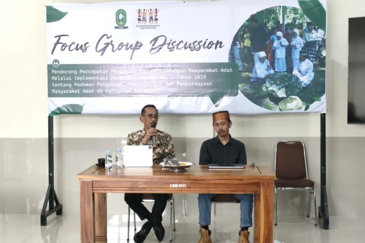 Sekretaris Daerah Kabupaten Sinjai, Andi Jefrianto Asapa, saat menjadi narasumber utama dalam Focus Group Discussion (FGD) yang diinisiasi oleh Pengurus Daerah Aliansi Masyarakat Adat Nusantara (AMAN) Sinjai.