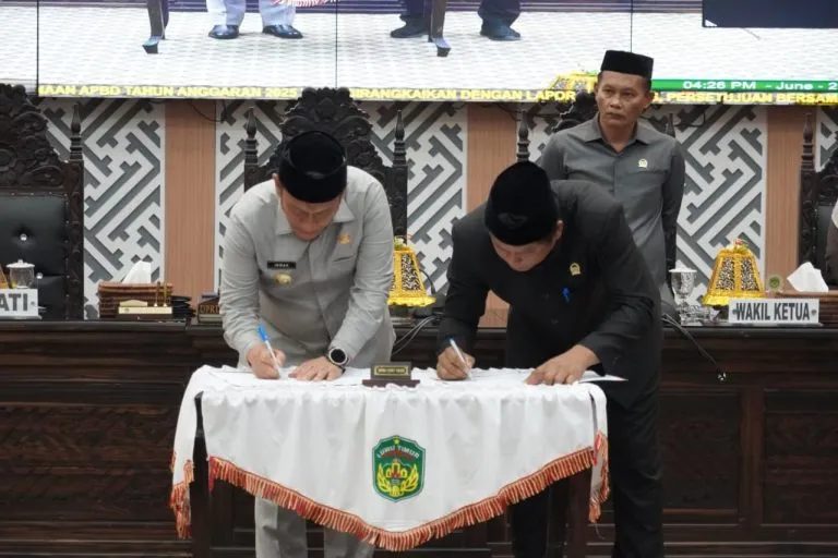 RANPERDA -- Bupati Luwu Timur, Irwan Bachri Syam menyerahkan Ranperda tentang Pertanggungjawaban Pelaksanaan APBD Tahun Anggaran 2025 dalam Rapat Paripurna DPRD Luwu Timur, Senin (29/6).
