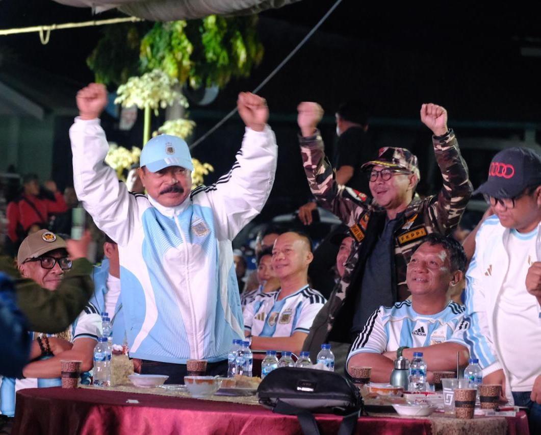 IST
GEMBIRA--Wabup Gowa Darmawangsyah Muin, Karki dan Dandim Gowa Letkol Inf Gilang Nugraha Kresnadi melampiaskan kegembiranya saat Argentina mengalahkan Inggris 2-1.
