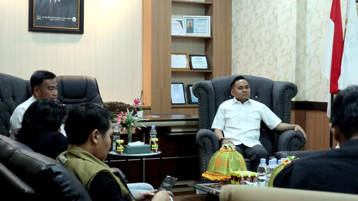 ist
PERKENALKAN--Anggota  DPD RI,  Al Hidayat Samsu, memperkenalkan keberadaan Kantor DPD RI Sulsel di Jalan Sultan Alauddim Makassar sebagai rumah aspirasi ke sejumlah media, kemarin.
