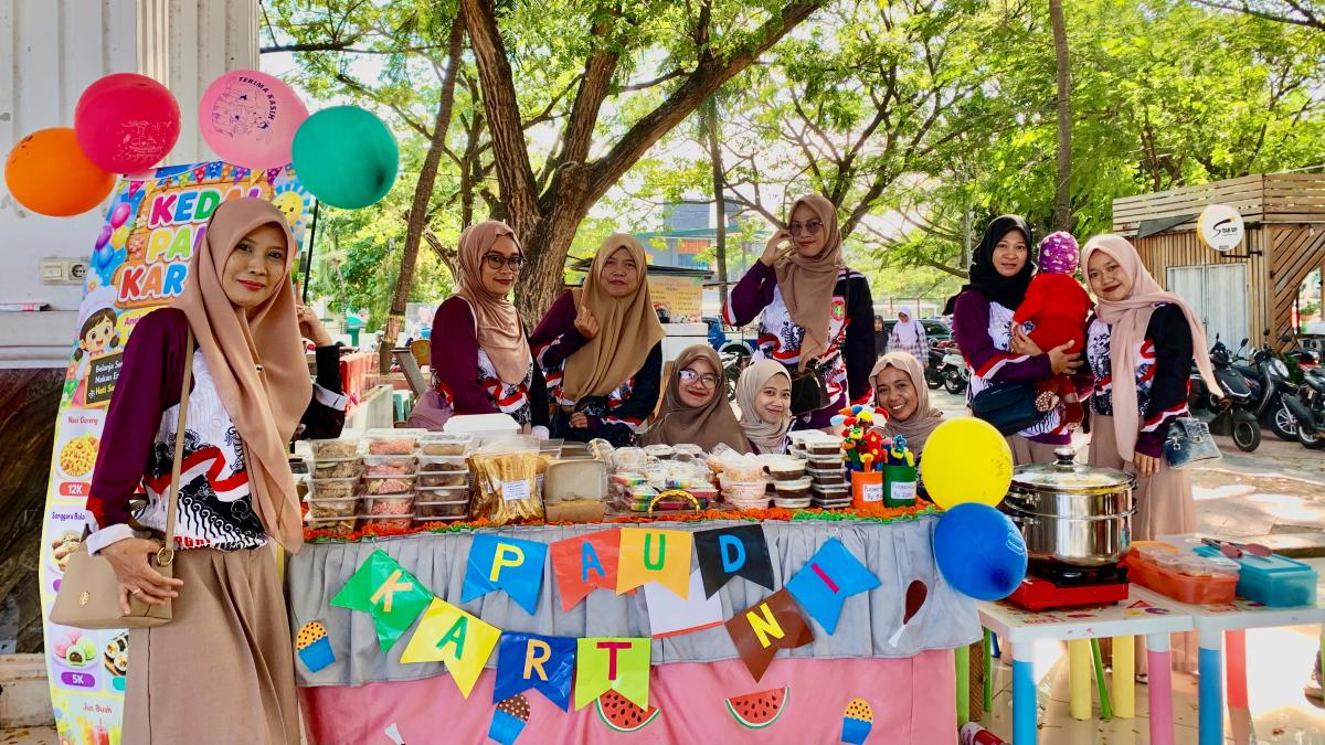 HADIRI -- Bupati Bantaeng, Muh Fathul Fauzy Nurdin didampingi Ketua TP PKK Kabupaten Bantaeng, Gunya Paramasukhaputri menghadiri Senam Anak Indonesia Hebat dalam rangkaian memperingati Hari Anak Nasional di Tribun Pantai Seruni, Sabtu (25/7).
