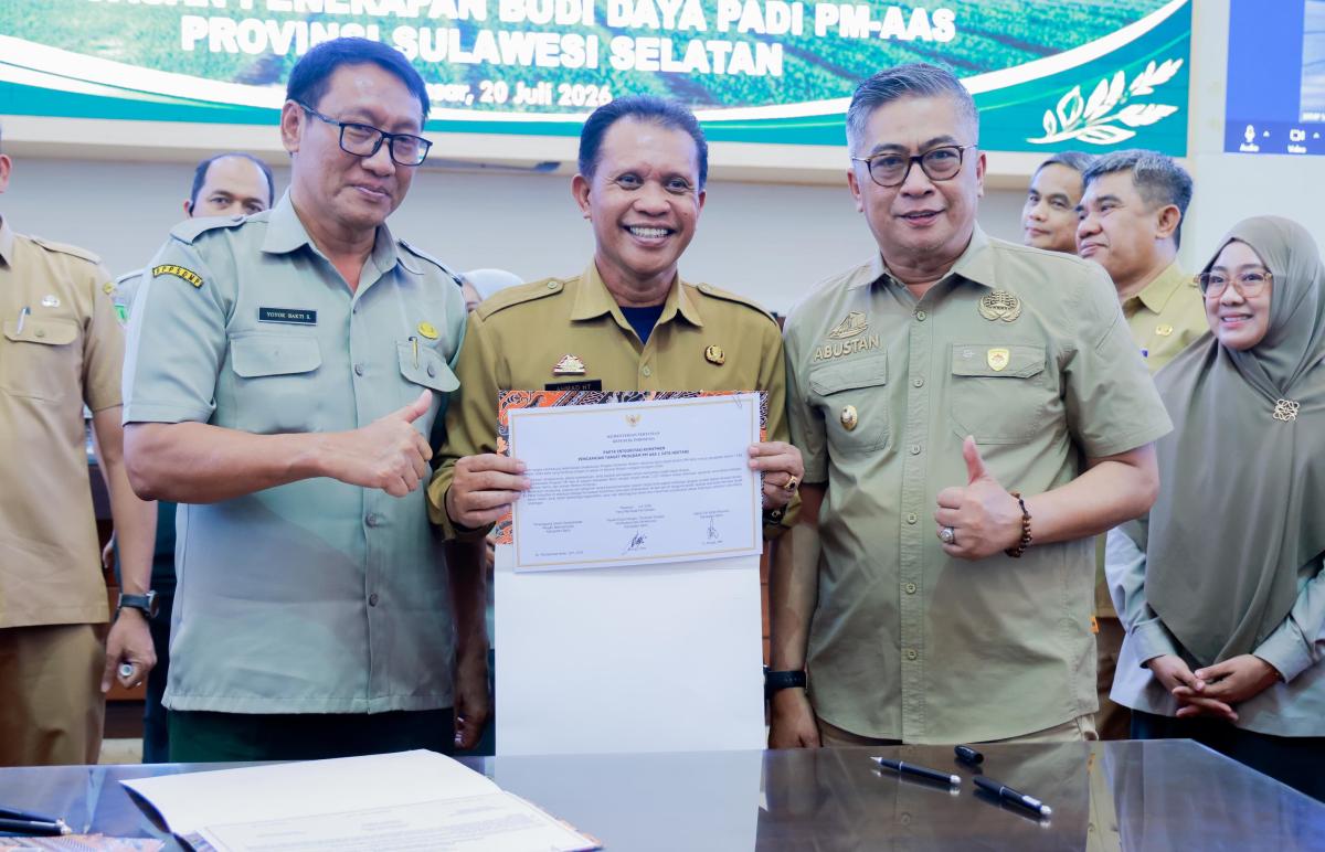 RAKOR -- Wabup Barru, Abustan didampingi Kadis Pertemuan Barru, Ahmad foto bersama di Kantor Gubernur Sulsel usai membahas perubahan iklim, Senin (20/7)

