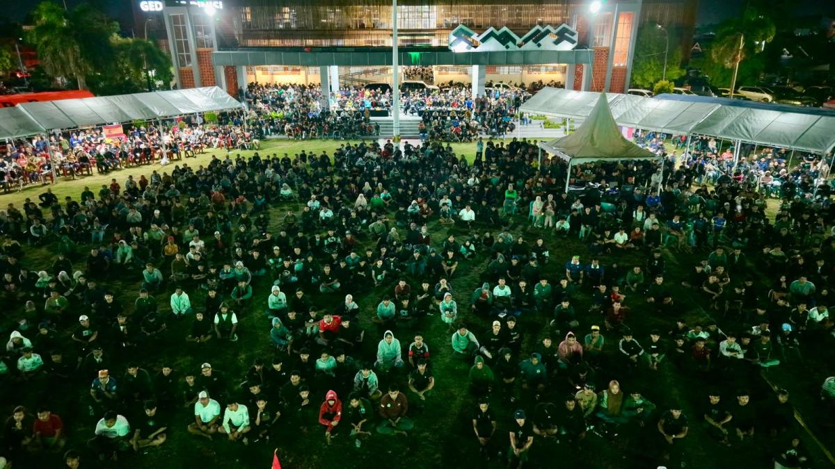 NOBAR -- Ribuan warga memadati Lapangan Pemuda Bulukumba untuk mengikuti Nobar FIFA World Cup 2026 yang digelar Pemkab Bulukumba, Selasa (14/7). 
