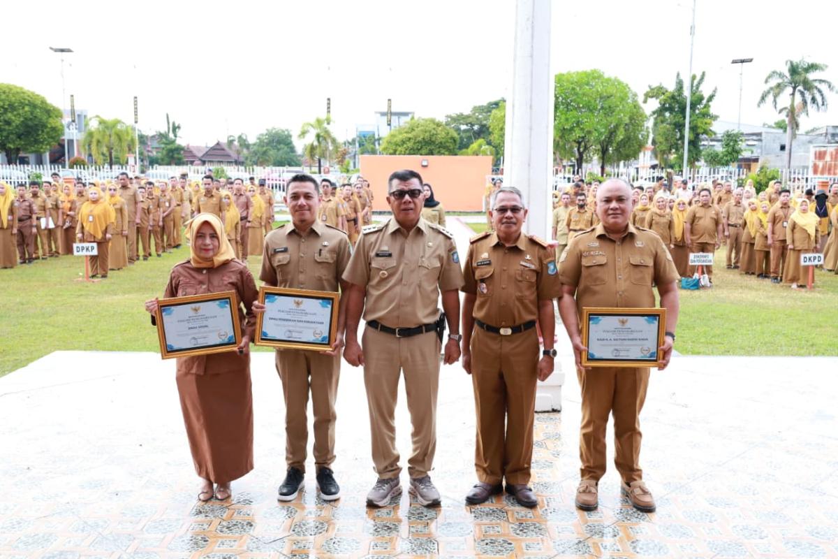 PENGHARGAAN -- Bupati Bulukumba, Andi Muchtar Ali Yusuf menyerahkan penghargaan kepada tiga OPD yang berhasil meraih predikat kualitas pelayanan tinggi berdasarkan hasil Opini Ombudsman RI Penilaian Maladministrasi Pelayanan Publik Tahun 2025 di sela-sela Apel Gabungan OPD di Kantor Bupati, Senin (27/7).
