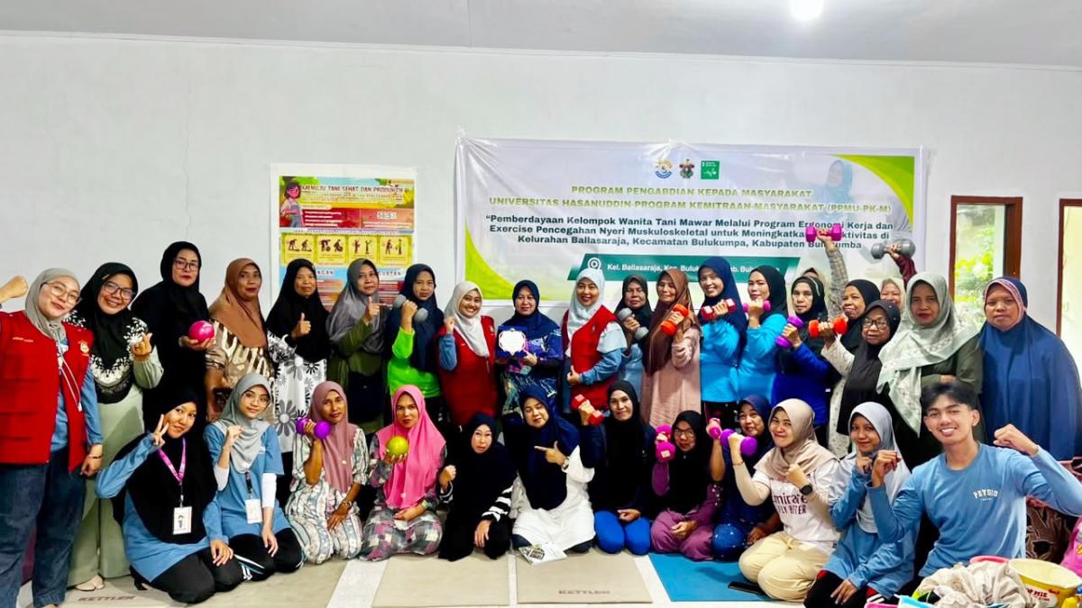 PEMBERDAYAAN -- Tim Pengabdian kepada Masyarakat Program Studi S1 Fisioterapi Fakultas Keperawatan Unhas melaksanakan program pemberdayaan KWT Mawar melalui Program Ergonomi Kerja dan Exercise Pencegahan Nyeri Muskuloskeletal” di Kelurahan Ballasaraja, Kecamatan Bulukumpa, Kabupaten Bulukumba, Jumat–Sabtu (24-25/7).
