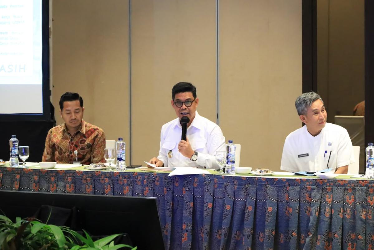 PAPARKAN -- Wabup Bulukumba, Andi Edy Manaf, mempresentasikan berbagai inovasi dan komitmen Pemerintah Kabupaten Bulukumba dalam penyelenggaraan program Jaminan Sosial Ketenagakerjaan pada tahapan wawancara Jamsostek Award Tingkat Provinsi Sulsel Tahun 2026 di Hotel The Rinra Makassar, Rabu (22/7). 
