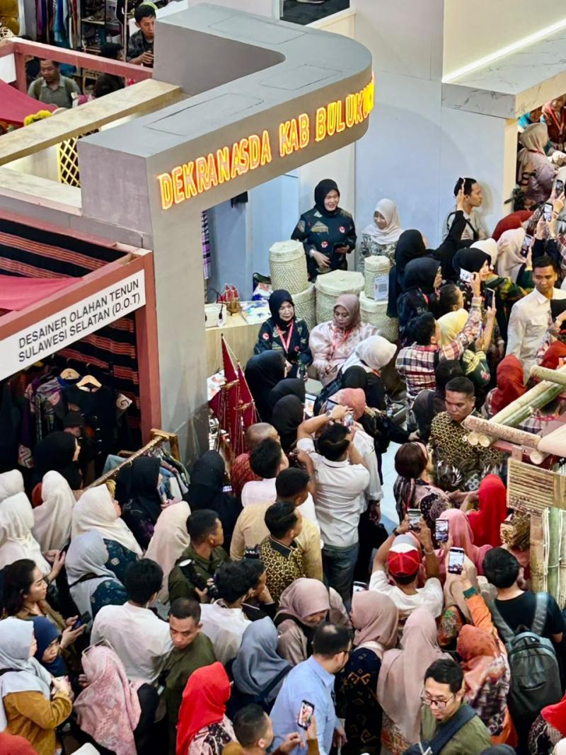 JELASKAN -- Ketua Dekranasda Bulukumba Andi Herfida Mukhtar saat menjelaskan berbagai produk yang dipamerkan di stand Dekranasda Bulukumba disela-sela peringatan HUT ke-46 Dekranas di TSM Makassar, 8–12 Juli 2026 
