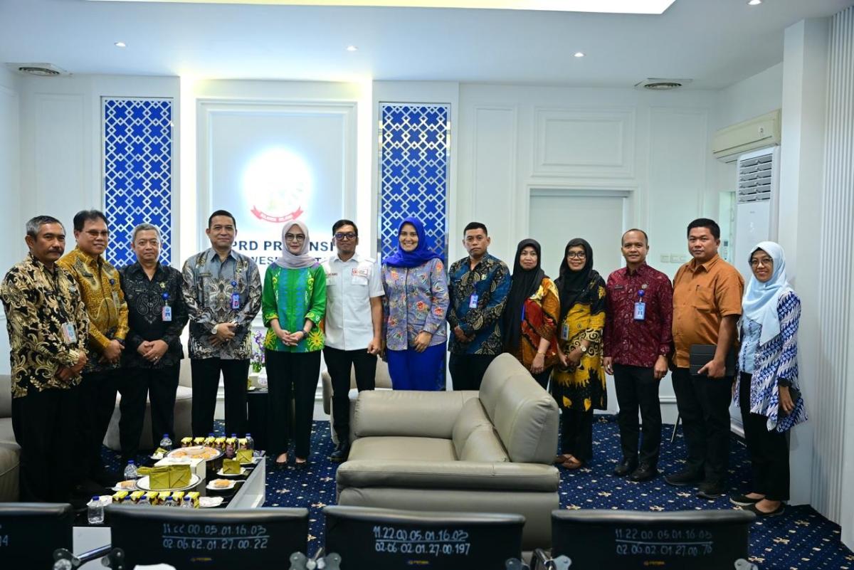 SILATURAHMI--Ketua DPRD Sulsel Andi Rachmatika Dewi menerima kunjungan silaturahmi Kepala BNNP Sulsel.
