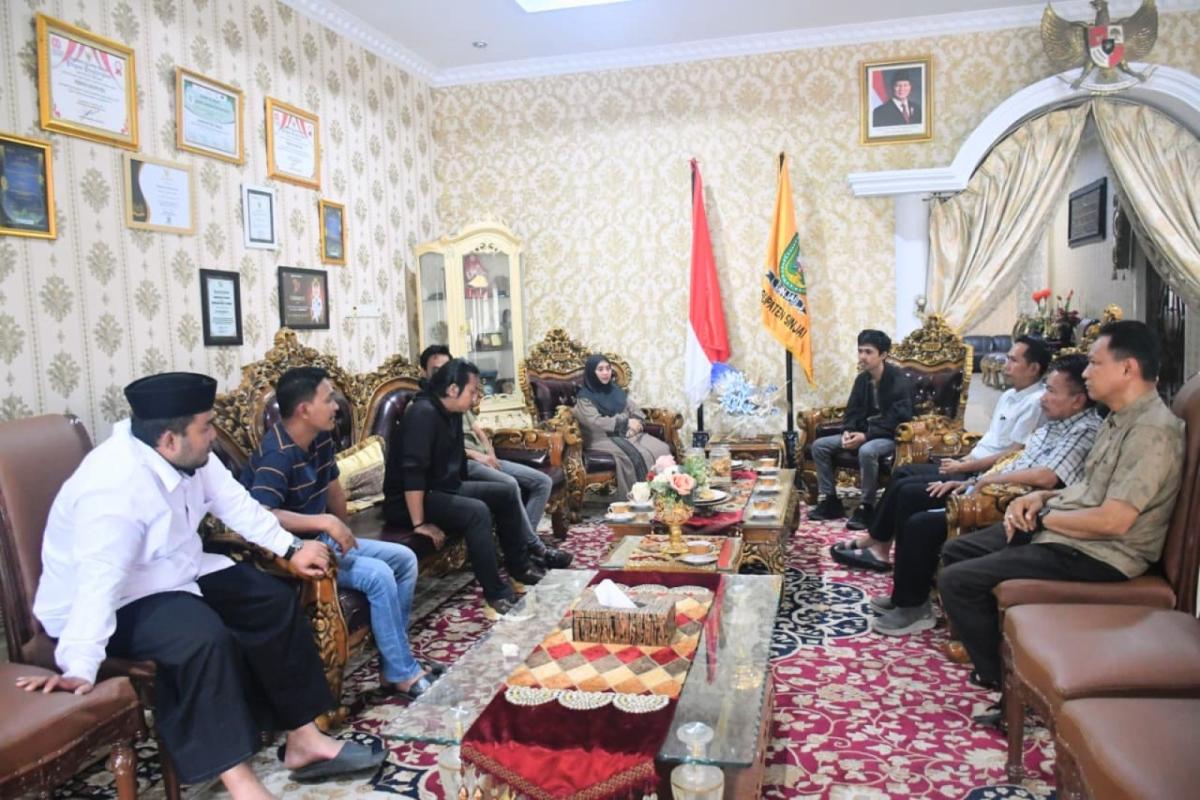 Bupati Sinjai, Hj. Ratnawati Arif, saat menerima audiensi jajaran Dewan Pengurus Pusat (DPP) Himpunan Pemuda Pelajar Mahasiswa Sinjai (HIPPMAS) di Rumah Jabatan Bupati Sinjai pada Minggu, 28 Juni 2026.