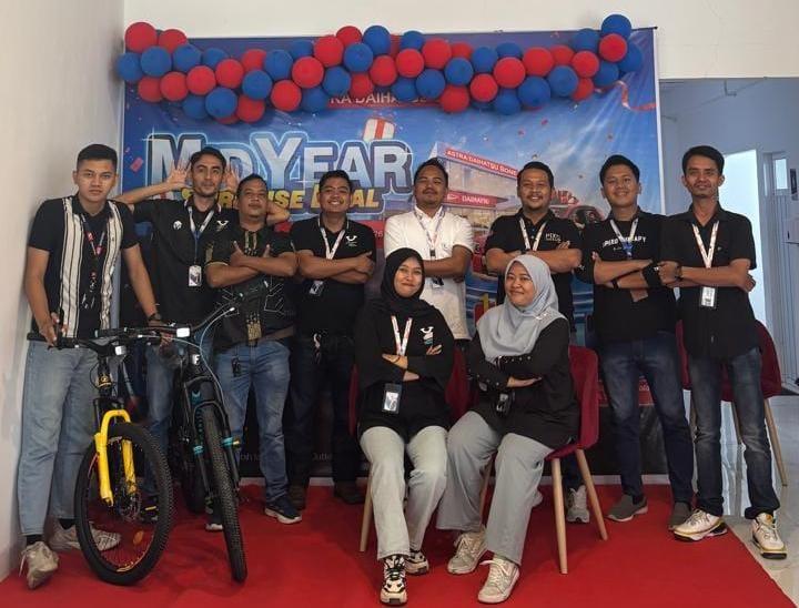 SHOWROOM EVENT -- PIC Outlet Astra Daihatsu Bone, Muhammad Ichsan (tengah) foto bersama tim Astra Daihatsu Bone usai gelaran Showroom Event, Sabtu (18/7).  

