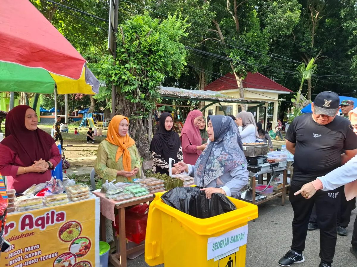 Bupati Sinjai, Hj. Ratnawati Arif, saat menghadiri kegiatan bersih-bersih lingkungan yang dipusatkan di kawasan Car Free Day (CFD) Lapangan Nasional Sinjai pada Minggu, 7 Juni 2026.