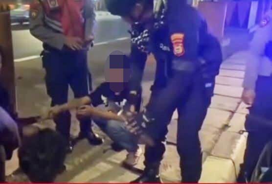 AMANKAN -- Personel Samapta Polrestabes Makassar mengamankan tiga remaja yang tertangkap tangan membawa senjata tajam. 
