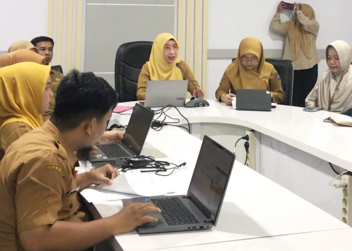 IST
EVALUASI -- Kepala Dinas KominfoSP Gowa, Emy Pratiwi, memimpin evaluasi pengelolaan data EPPS. 
