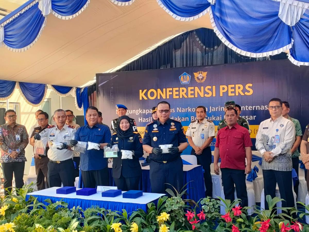JARINGAN INTERNASIONAL -- Kepala Kantor Wilayah DJBC Sulbagsel, Martha Octavia didampingi Kepala Kantor Bea Cukai Makassar, Krisna Wardhana, Wakil Ketua DPRd Sulsel, Rahman Pina, perwakilan dari Polda Sulsel, Pemprov Sulsel, Kodam XIV Hadanuddin, Kejari Makassar, Polrestabes Makassar dan Polsek Maros saat konferensi pers konferensi pers Pengungkapan Kasus Narkotika Jaringan Internasional, pada Selasa pagi, 7 Juli 2026.

