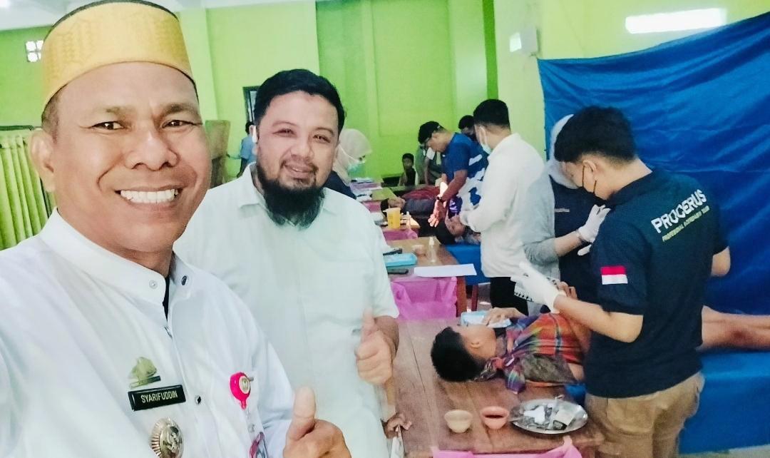 IST
SUNATAN MASSAL -- Lurah Bontonompo, Syarifuddin Tompo bersama anggota DPRD Sulsel Kamaruddin Samad memantau sunatan massal di Masjid Raudhatussalihin Bontonompo. 