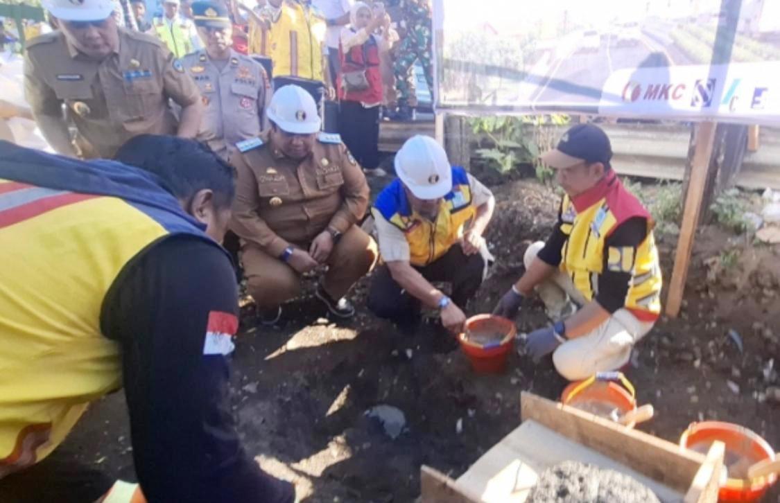 SUNGAI MAROS -- Bupati Maros, Chaidir Syam saat melakukan peninjauan ke lokasi pembangunan Jembatan Sungai Maros

