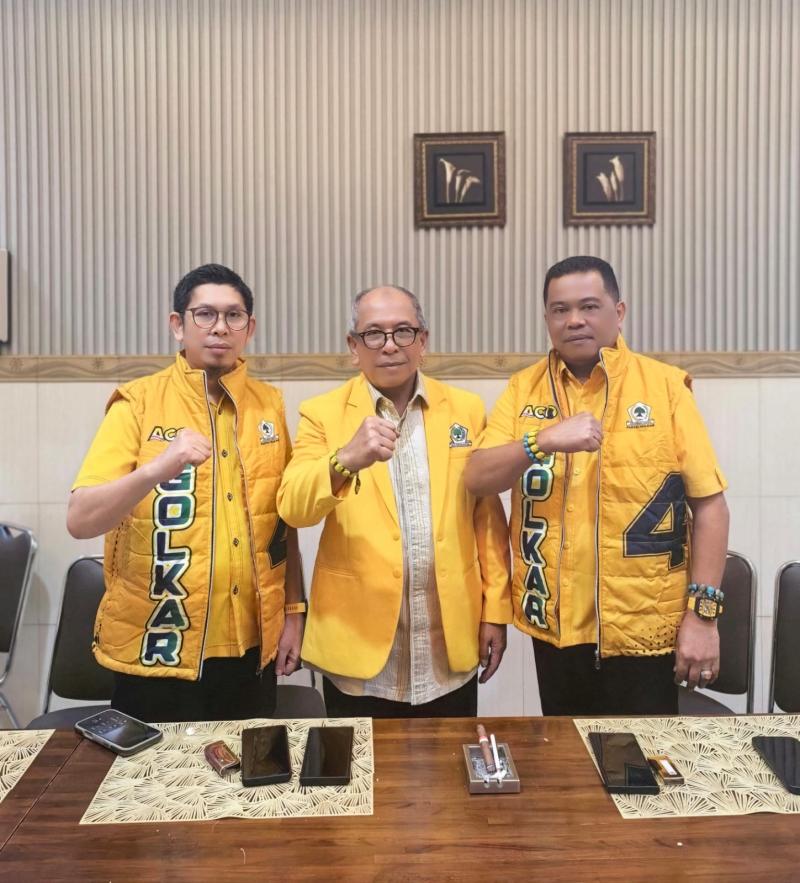 IKUT MENDUKUNG--Ketua DPD II Golkar Pinrang Usman Marham bersama IAS usai menyerahkan dukungan  sebagai calon Ketua Golkar Sulsel di RM Bahari.