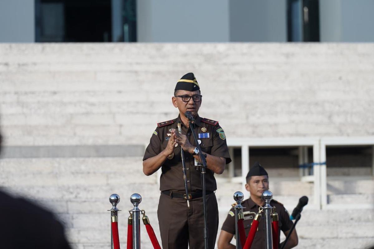 ist
APEL--Suasana apel pagi di halaman Kejati Sulsel, Senin (27/7), berlangsung berbeda dari biasanya. Selain menjadi agenda rutin untuk memperkuat disiplin aparatur, apel tersebut juga menjadi momen perpisahan bagi Kajati Sulsel,  Sila H. Pulungan.
