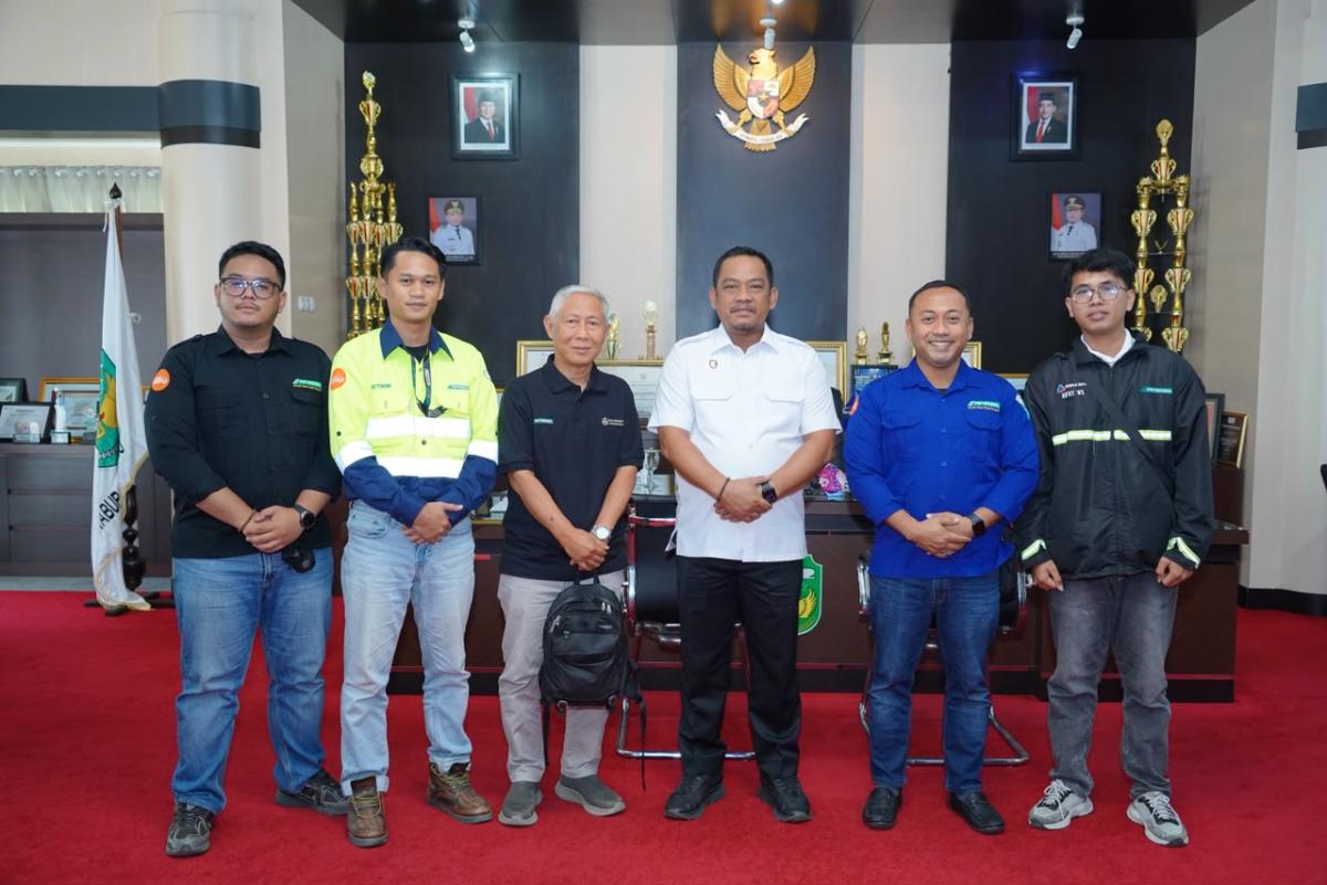 AUDIENSI -- Bupati Luwu, H. Patahudding saat menerima audiensi jajaran manajemen PT Petrosea – Awak Mas Project di ruang kerjanya, Kantor Bupati Luwu, Rabu (15/7).

