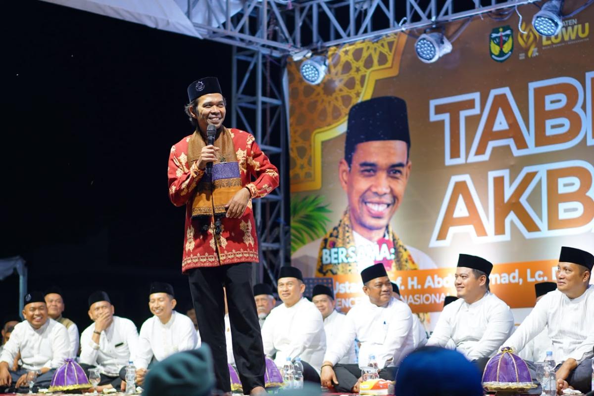 DZIKIR -- Ribuan masyarakat memadati Tribun Andi Djemma Belopa untuk mengikuti dzikir dan tabligh akbar bersama Ustadz H Abdul Somad pada Sabtu (25/7).
