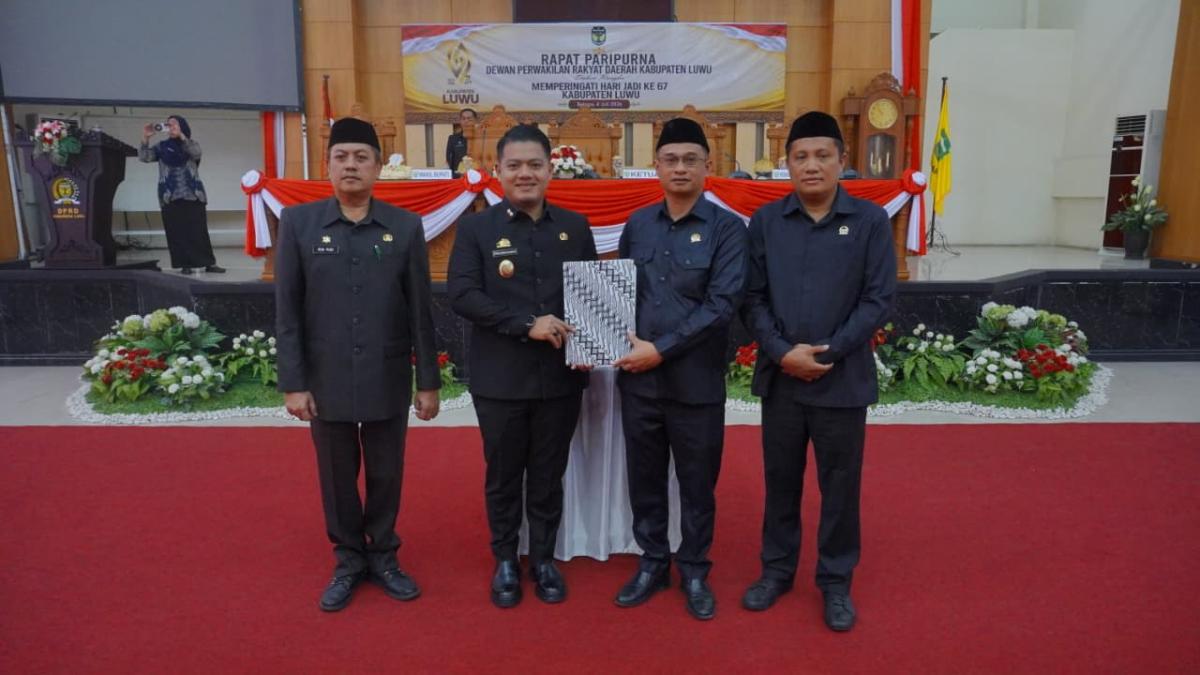 RAPAT -- DPRD Kabupaten Luwu menggelar rapat paripurna dipimpin Ketua DPRD Kabupaten Luwu Ahmad Gazali dan dihadiri Wakil Bupati Muhammad Dhevy Bijak Pawindu di ruang rapat paripurna DPRD, Kamis (9/7).
