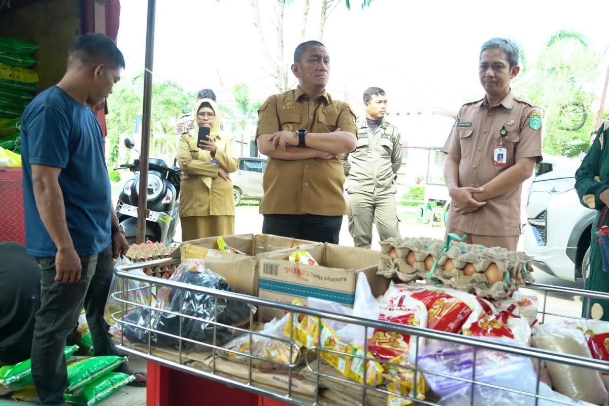 PANGAN MURAH -- Bupati Luwu Timur, Irwan Bachri Syam meninjau pelaksanaan Gerakan Pangan Murah (GPM) yang digelar di pelataran Lapangan Dinas Pendidikan, Selasa (21/7).
