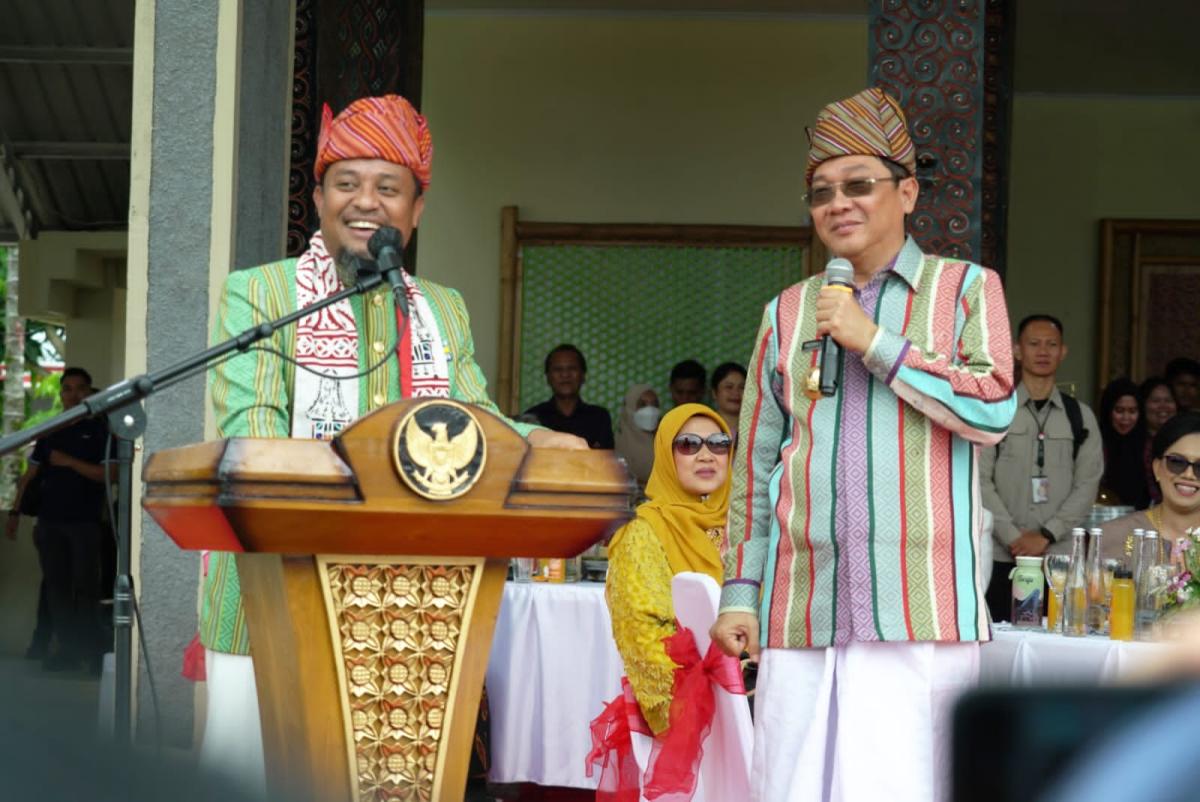 RAKYAT HUT -- Bupati Luwu Timur, Irwan Bachri Syam menghadiri puncak perayaan HUT ke-18 Kabupaten Toraja Utara di Lapangan Bakti, Rantepao, Sabtu (25/7). 
