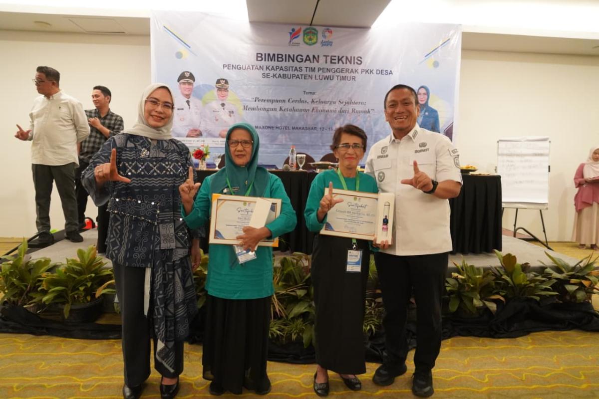 BIMTEK -- Bupati Luwu Timur, Irwan Bachri Syam menutup kegiatan Bimtek Penguatan Kapasitas TP PKK Desa se-Kabupaten Luwu Timur dalam Pembangunan Daerah dan Ketahanan Keluarga di Hotel MaxOne Makassar, Rabu (15/7).
