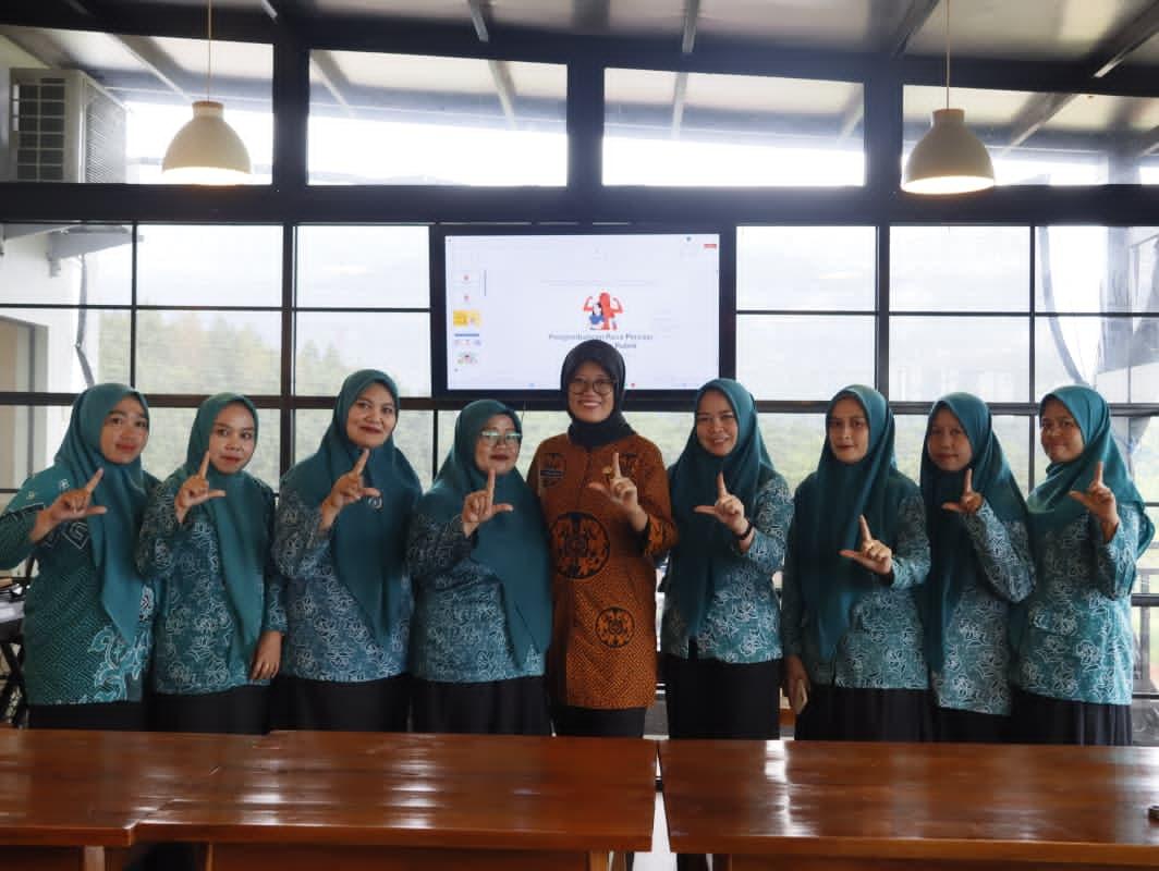 PENGUATAN -- Kadis Komunikasi, Informatika, Statistik, dan Persandian Andi Tabacina Akhmad membuka kegiatan penguatan dan peningkatan pelatihan MC bagi Pengurus TP-PKK Desa Balantang dan Aparat Desa Tahun 2026 di Wisma Golden House, Malili baru-baru ini. 
