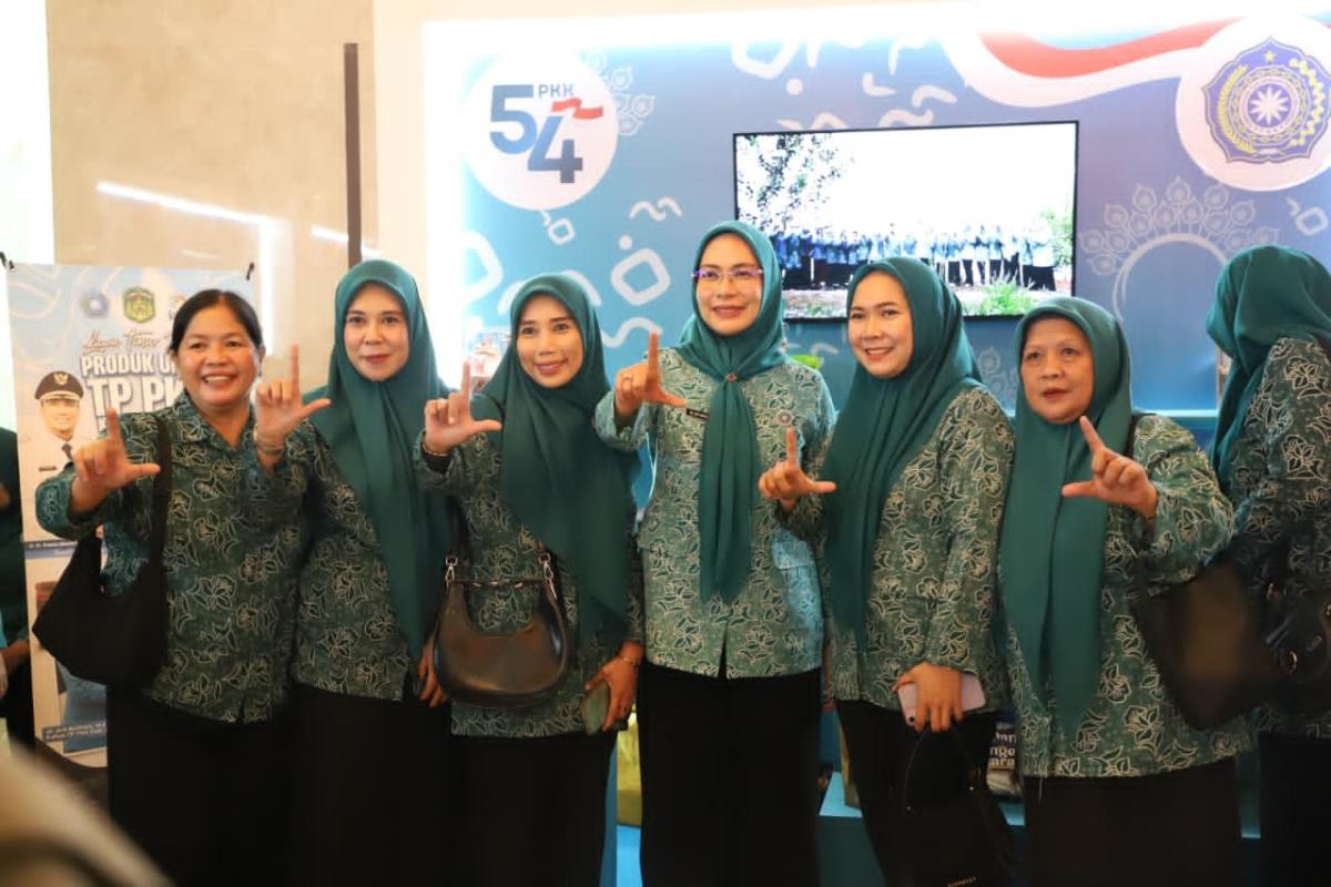 HUT -- Ketua TP PKK Kabupaten Luwu Timur, Ani Nurbani Irwan menghadiri pembukaan HKG PKK Nasional ke-54 dan HUT Dekranas ke-46 di Hotel Claro Makassar, Sulawesi Selatan baru-baru ini. 