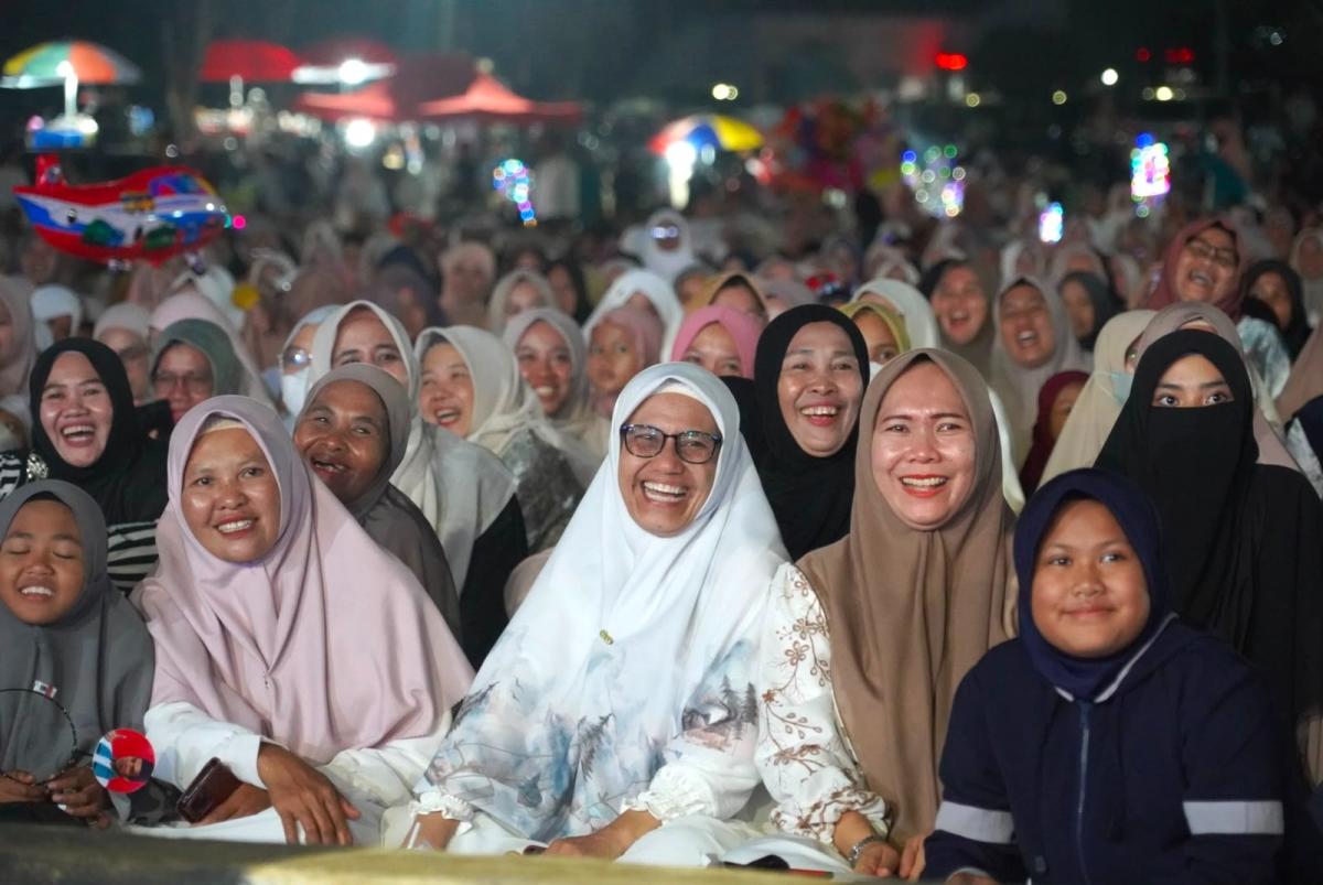 KAGUM -- Ustadz Abdul Somad (UAS) mengagumi berbagai program unggulan yang dijalankan Pemkab Luwu Timur saat menghadiri tabligh akbar di Lapangan Pendidikan Malili, Minggu (26/7) malam.
